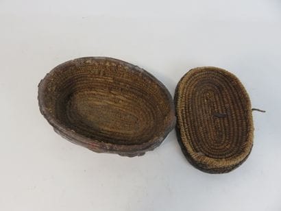 Basket covered with leather. Length : 15...