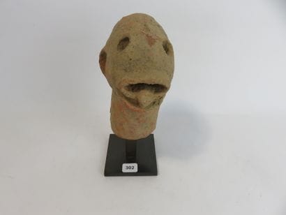 Tête d’homme reptile tirant la langue. Terre...