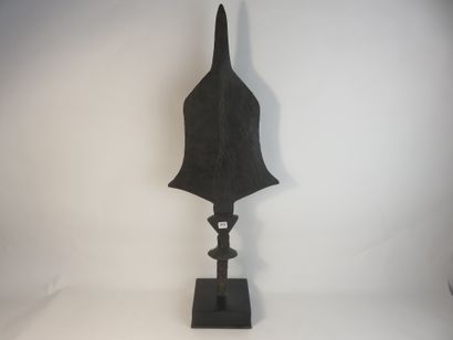 Couteau. La lame est en métal forgé, la poignée...