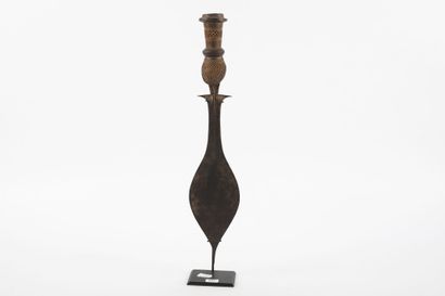 Couteau. La lame est en métal forgé et la...