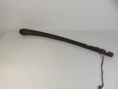 Massue. Le long manche cylindrique est courbe,...