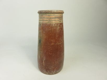 Vase conique. Terre cuite avec engobe rouge....