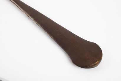 Belle massue à tête et pommeau évasé. Bois...