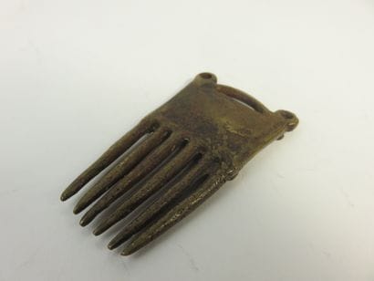 Un peigne à six dents, Hauteur : 6,5 cm.