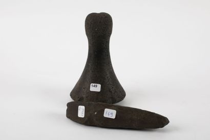 Lot de deux objets : un grand pilon bi-front...