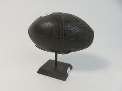 Très joli et ancien ocarina à décor sculpté...