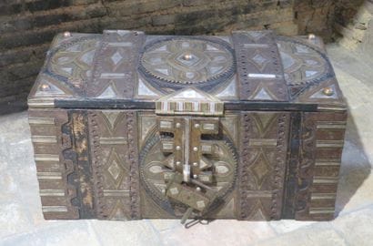 Beautiful tea chest Sahraoui including a...