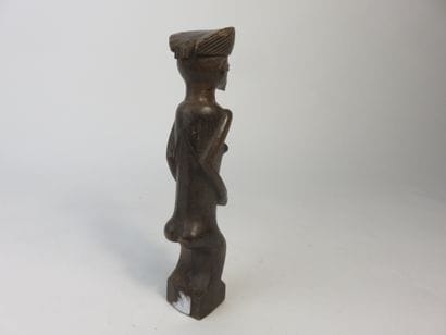 Petit fétiche représenté debout les mains...