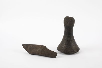 Lot de deux objets : un grand pilon bi-front...