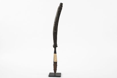 Spatule à chaux courbée, ornée d’une tête...