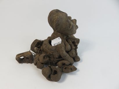 Petit fétiche représentant une femme entouré...