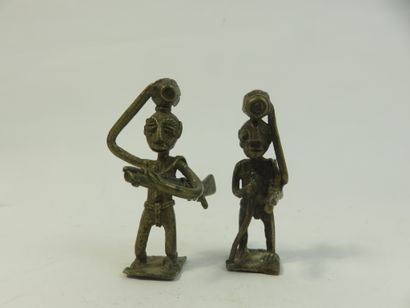 Deux chasseurs tenant un fusil