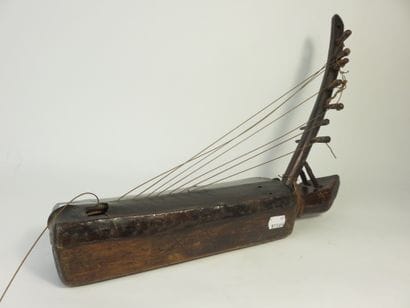Harpe harquée à huit cordes. N’gombi. La...