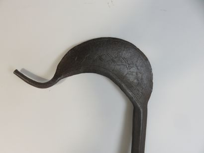 Couteau de jet en fer. Longueur : 61 cm....