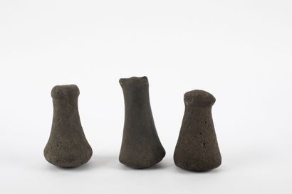 Lot de trois objets : Trois pilons coniques...