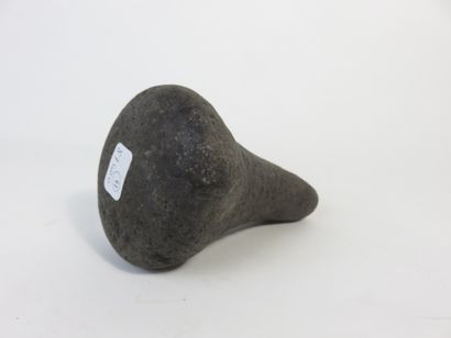 Un ancien pilon bi-front. Basalte. Restauration...