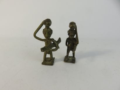 Deux chasseurs tenant un fusil
