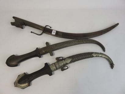 Set of three knives with their scabbard Wood...