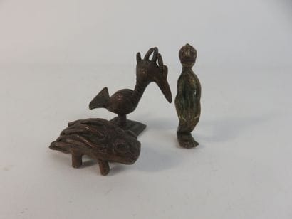 Trois poids : un personnage, un oiseau et...