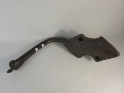Harpe violon dont le manche est orné d’une...