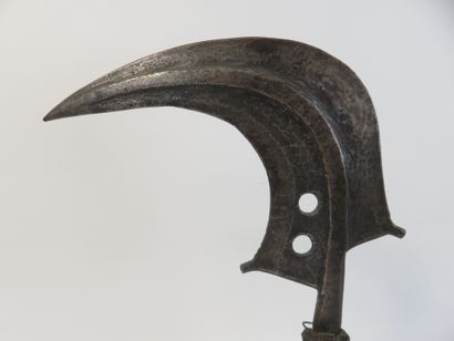 Trombash. Arme de prestige en forme de faucille...