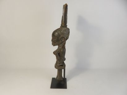 Oshe Shango. Le manche représente une prêtresse...