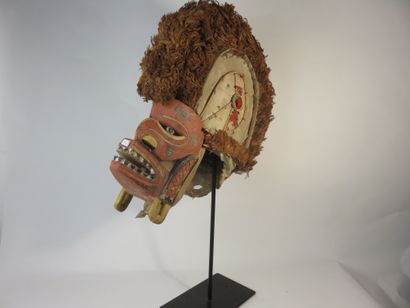 Masque Tatanua, visage en bois polychrome,...