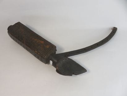 Harpe à harquée à huit cordes. N’gombi. (les...
