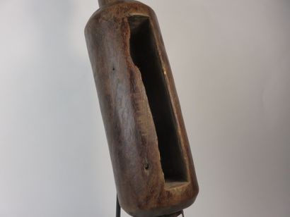 Petit tambour à fente utilisé par les devins....