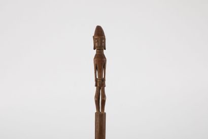 Spatule à chaux ornée d’un personnage masculin...