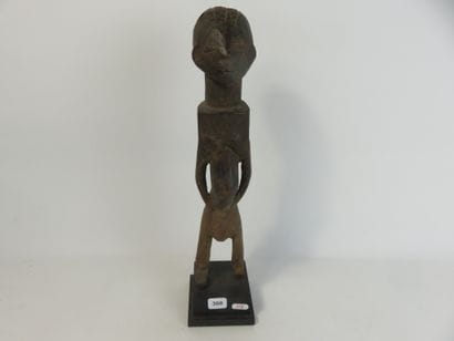 Fétiche féminin représenté debout. Bois à...
