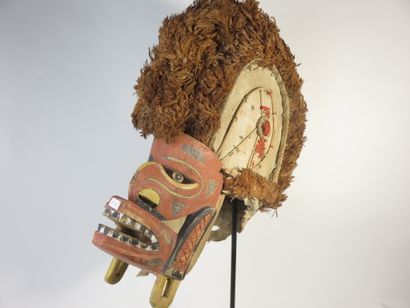 Masque Tatanua, visage en bois polychrome,...