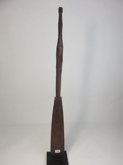 Grande spatule à sagou ornée sur le manche...