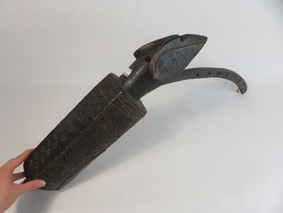 Harpe à harquée à huit cordes. N’gombi. (les...