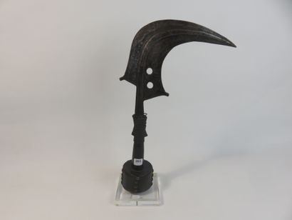 Trombash. Arme de prestige en forme de faucille...