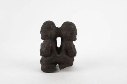 Tiki double représenté dos à dos dans la...