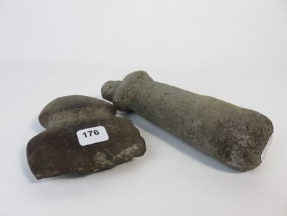 Lot de deux objets : un pilon en pierre dont...