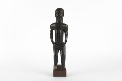 Pole top representing a male Byeri. He is...