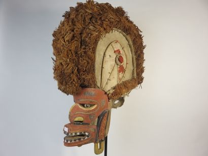 Masque Tatanua, visage en bois polychrome,...