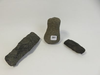Lot de trois objets : Un petit pilon archaïque...
