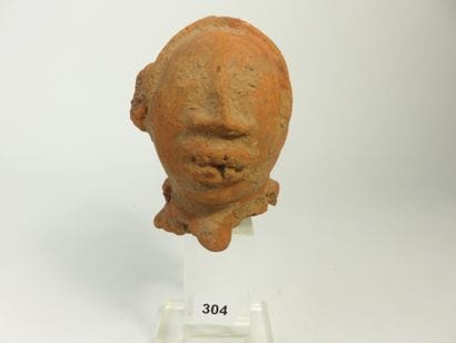 Tête d’homme. (fragment de statuette) Terre...
