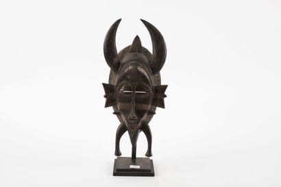 Kpeliye'e mask. Facial mask representing...