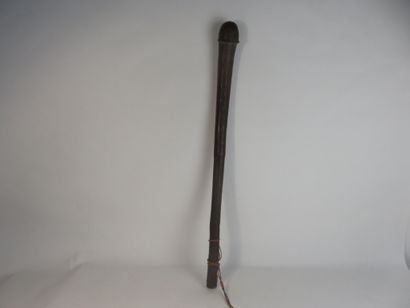 Massue. Le long manche cylindrique est courbe,...