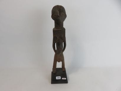 Fétiche féminin représenté debout. Bois à...