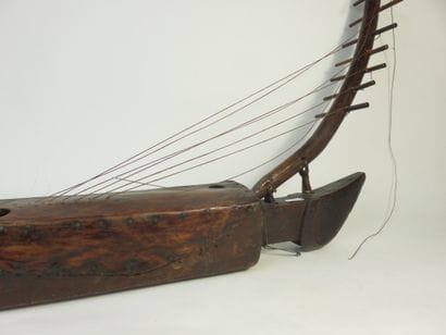 Harpe harquée à huit cordes. N’gombi. La...