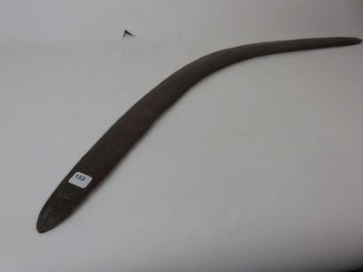 Boomerang orné sur une face de motifs géométriques...