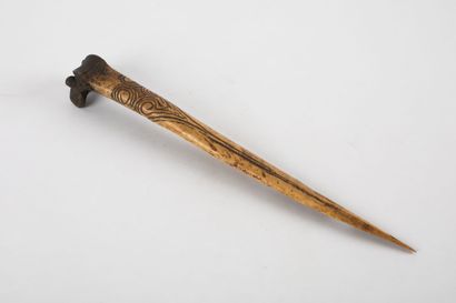 Ancienne dague de combat ornée d’un motif...