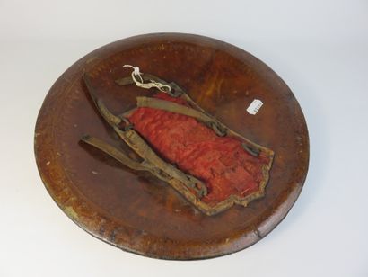 Bouclier Dhal. Cuir laqué dorée, ornée de...