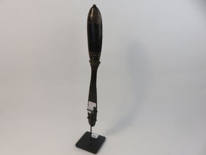 Ancienne spatule à chaux en forme de clapper...