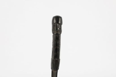 Ancienne spatule à chaux ornée d’un personnage...